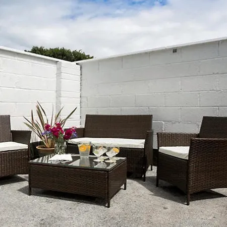 2 Bedroom 1 Bathroom Family Friendly 50 Metres From The Seashore And Beach * Galway