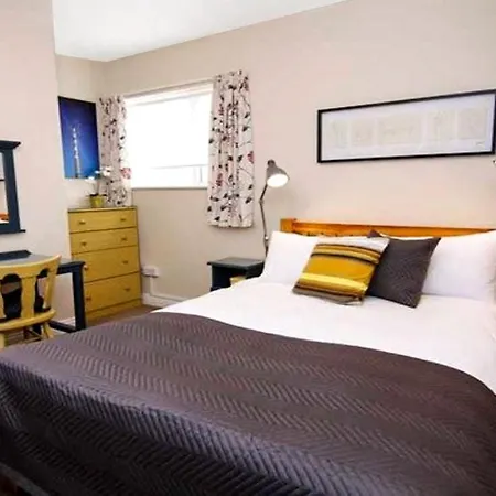 度假居 2 Bedroom 1 Bathroom Family Friendly 50 Metres From The Seashore And Beach 戈尔韦